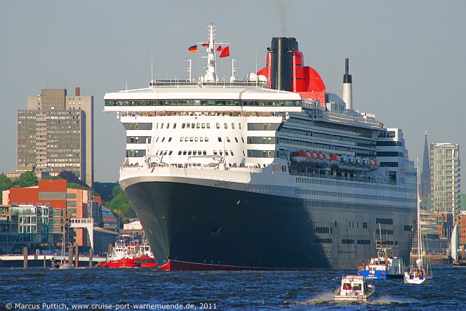 Das Kreuzfahrtschiff QUEEN MARY 2 am 08. Mai 2011 in Hamburg (Deutschland).