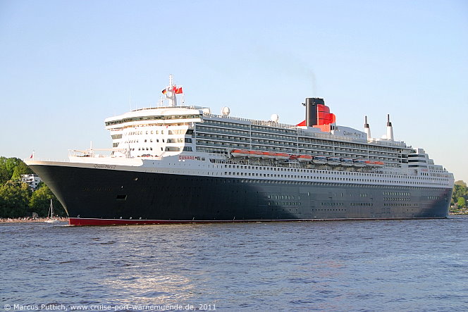 Das Kreuzfahrtschiff QUEEN MARY 2 am 08. Mai 2011 in Hamburg (Deutschland).