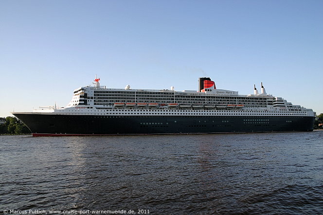Das Kreuzfahrtschiff QUEEN MARY 2 am 08. Mai 2011 in Hamburg (Deutschland).