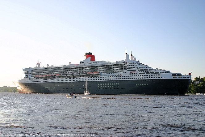 Das Kreuzfahrtschiff QUEEN MARY 2 am 08. Mai 2011 in Hamburg (Deutschland).