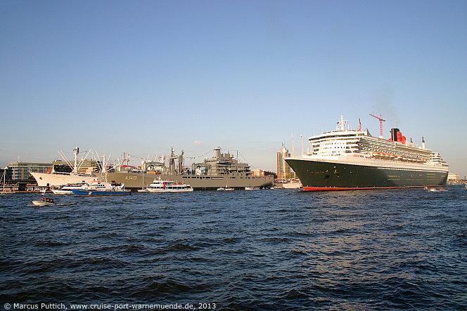 Das Kreuzfahrtschiff QUEEN MARY 2 am 24. August 2013 in Hamburg (Deutschland).