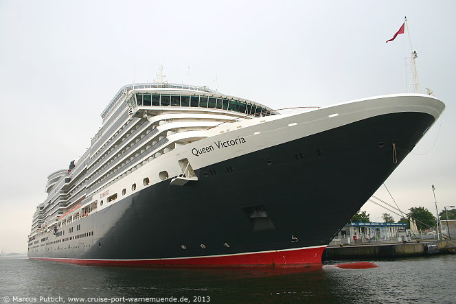 Das Kreuzfahrtschiff QUEEN VICTORIA am 11. Juni 2013 im Kreuzfahrthafen Warnemünde in der Hansestadt Rostock (Erstanlauf).