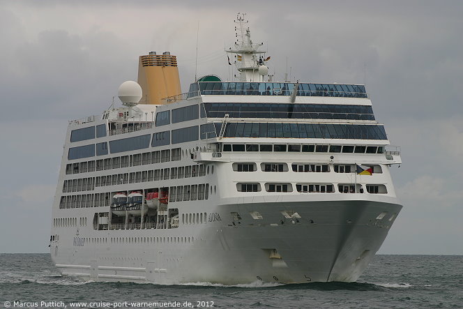 Das Kreuzfahrtschiff ADONIA am 30. Mai 2012 im Kreuzfahrthafen Warnem&uuml;nde in der Hansestadt Rostock.