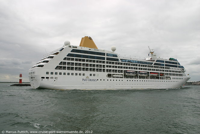 Das Kreuzfahrtschiff ADONIA am 30. Mai 2012 im Kreuzfahrthafen Warnemünde in der Hansestadt Rostock.