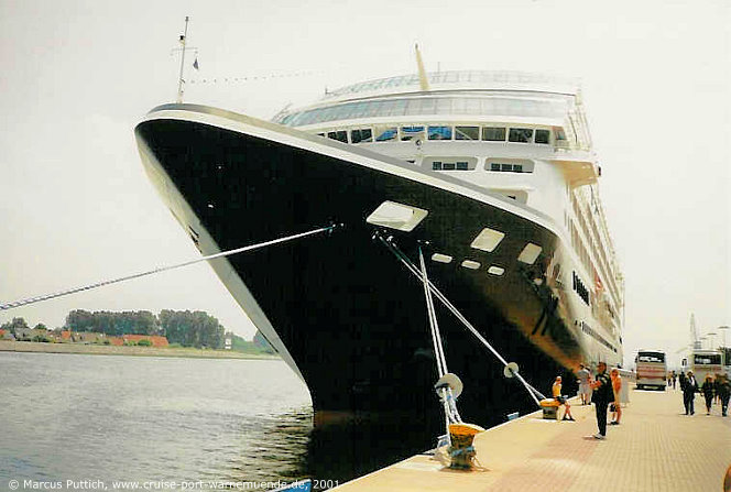 Das Kreuzfahrtschiff R EIGHT im Juli 2001 im Kreuzfahrthafen Warnem&uuml;nde in der Hansestadt Rostock.