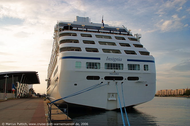 Das Kreuzfahrtschiff INSIGNIA am 04. August 2006 im Kreuzfahrthafen Warnem&uuml;nde in der Hansestadt Rostock.
