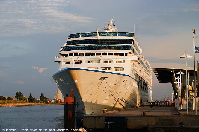 Das Kreuzfahrtschiff INSIGNIA am 04. August 2006 im Kreuzfahrthafen Warnem&uuml;nde in der Hansestadt Rostock.