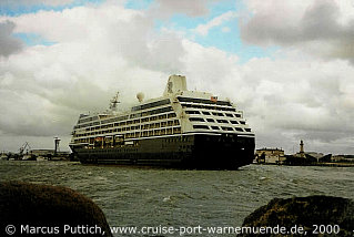 Kreuzfahrtschiff R SIX am 27. Juni 2000 im Kreuzfahrthafen Warnem&uuml;nde in der Hansestadt Rostock (Erstanlauf).