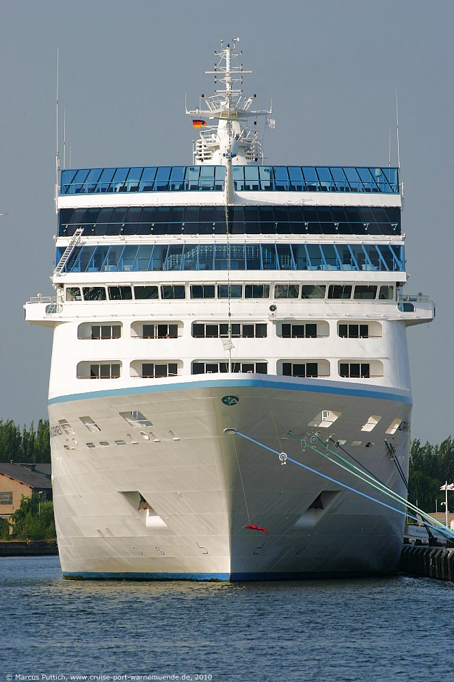 Kreuzfahrtschiff AZAMARA JOURNEY am 02. Juli 2010 im Kreuzfahrthafen Warnem&uuml;nde in der Hansestadt Rostock.
