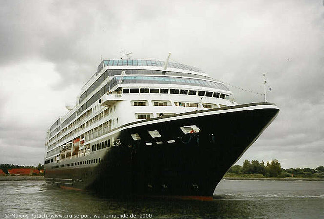 Kreuzfahrtschiff R SIX am 27. Juni 2000 im Kreuzfahrthafen Warnemünde in der Hansestadt Rostock (Erstanlauf).