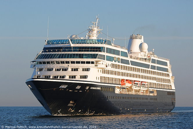 Das Kreuzfahrtschiff Kreuzfahrtschiff AZAMARA ONWARD am 27. August 2024 im Kreuzfahrthafen Warnemünde in der Hansestadt Rostock (Erstanlauf).