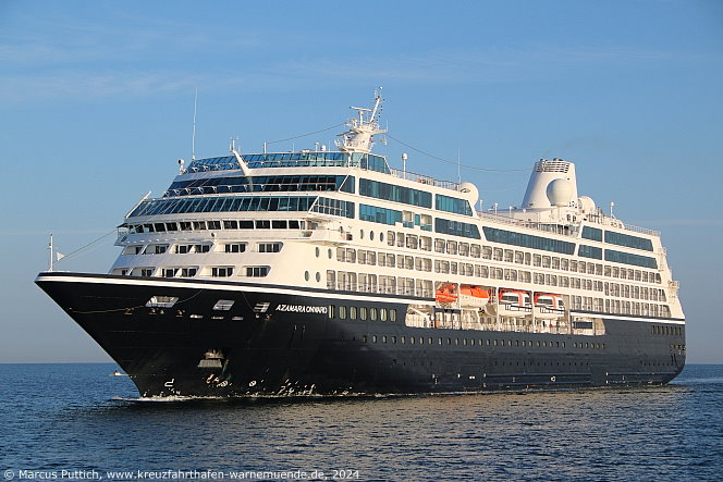 Das Kreuzfahrtschiff Kreuzfahrtschiff AZAMARA ONWARD am 27. August 2024 im Kreuzfahrthafen Warnemünde in der Hansestadt Rostock (Erstanlauf).