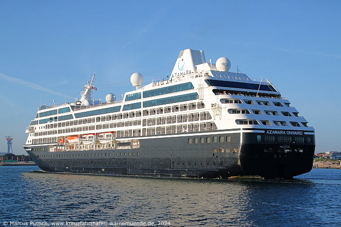 Das Kreuzfahrtschiff Kreuzfahrtschiff AZAMARA ONWARD am 27. August 2024 im Kreuzfahrthafen Warnemünde in der Hansestadt Rostock (Erstanlauf).