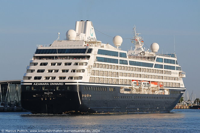 Das Kreuzfahrtschiff Kreuzfahrtschiff AZAMARA ONWARD am 27. August 2024 im Kreuzfahrthafen Warnemünde in der Hansestadt Rostock (Erstanlauf).