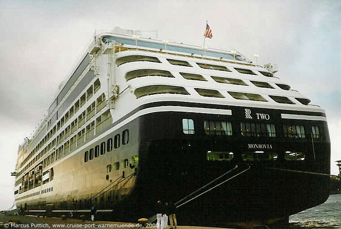 Das Kreuzfahrtschiff R TWO am 25. August 2000 im Kreuzfahrthafen Warnem&uuml;nde in der Hansestadt Rostock.