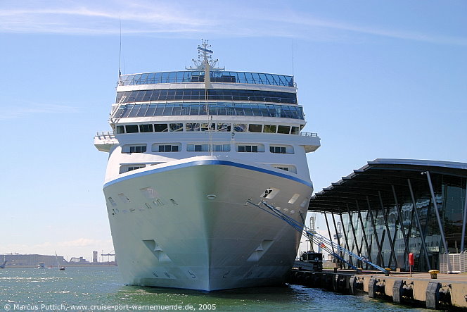 Das Kreuzfahrtschiff REGATTA am 18. Juni 2005 im Kreuzfahrthafen Warnemünde in der Hansestadt Rostock.