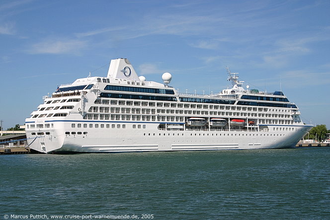 Das Kreuzfahrtschiff REGATTA am 18. Juni 2005 im Kreuzfahrthafen Warnem&uuml;nde in der Hansestadt Rostock.