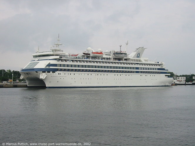 Das Kreuzfahrtschiff RADISSON DIAMOND am 02. August 2002 im Ostseebad Warnemünde.
