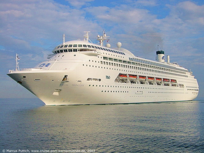 Das Kreuzfahrtschiff REGAL PRINCESS von der Kreuzfahrtreederei Princess Cruises am 27. Juni 2003 im Kreuzfahrthafen Warnemünde in der Hansestadt Rostock (Erstanlauf).