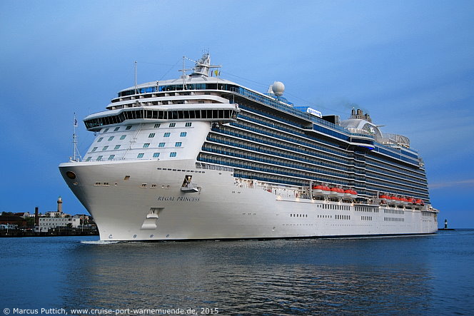 Das Kreuzfahrtschiff REGAL PRINCESS am 05. Mai 2015 im Kreuzfahrthafen Warnem&uuml;nde in der Hansestadt Rostock (Erstanlauf).