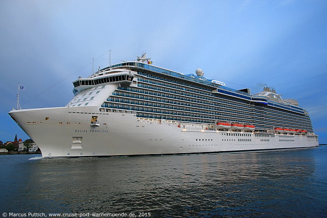 Das Kreuzfahrtschiff REGAL PRINCESS am 05. Mai 2015 im Kreuzfahrthafen Warnem&uuml;nde in der Hansestadt Rostock (Erstanlauf).