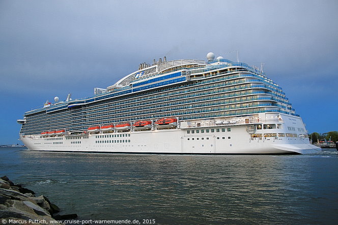 Das Kreuzfahrtschiff REGAL PRINCESS am 05. Mai 2015 im Kreuzfahrthafen Warnem&uuml;nde in der Hansestadt Rostock (Erstanlauf).
