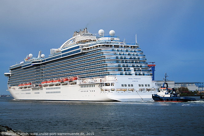 Das Kreuzfahrtschiff REGAL PRINCESS am 05. Mai 2015 im Kreuzfahrthafen Warnem&uuml;nde in der Hansestadt Rostock (Erstanlauf).