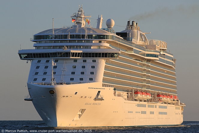 Das Kreuzfahrtschiff REGAL PRINCESS am 07. Juni 2015 im Kreuzfahrthafen Warnem&uuml;nde in der Hansestadt Rostock.