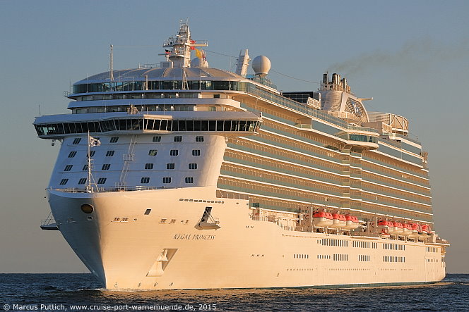 Das Kreuzfahrtschiff REGAL PRINCESS am 07. Juni 2015 im Kreuzfahrthafen Warnem&uuml;nde in der Hansestadt Rostock.