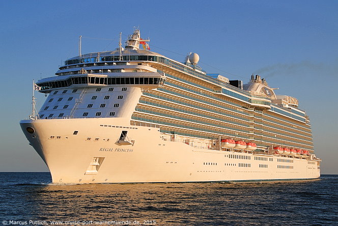 Das Kreuzfahrtschiff REGAL PRINCESS am 07. Juni 2015 im Kreuzfahrthafen Warnem&uuml;nde in der Hansestadt Rostock.