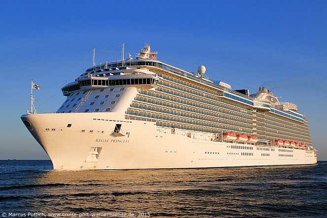 Das Kreuzfahrtschiff REGAL PRINCESS am 07. Juni 2015 im Kreuzfahrthafen Warnem&uuml;nde in der Hansestadt Rostock.