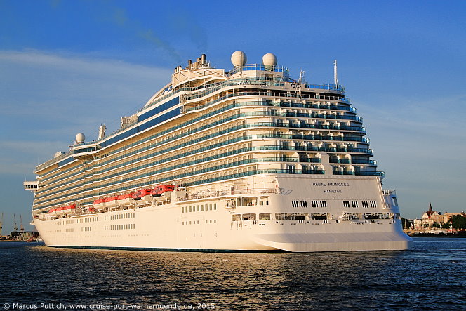 Das Kreuzfahrtschiff REGAL PRINCESS am 07. Juni 2015 im Kreuzfahrthafen Warnem&uuml;nde in der Hansestadt Rostock.