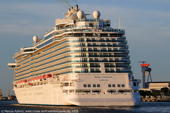 Das Kreuzfahrtschiff REGAL PRINCESS am 07. Juni 2015 im Kreuzfahrthafen Warnem&uuml;nde in der Hansestadt Rostock.