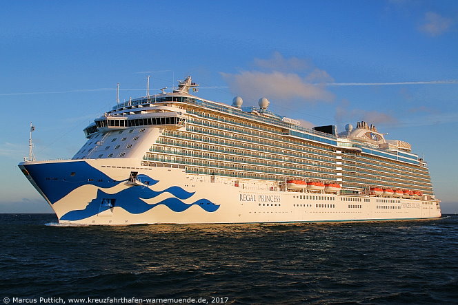 Das Kreuzfahrtschiff REGAL PRINCESS am 25. Mai 2017 im Kreuzfahrthafen Warnem&uuml;nde in der Hansestadt Rostock.