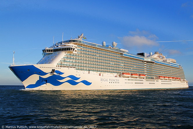 Das Kreuzfahrtschiff REGAL PRINCESS am 25. Mai 2017 im Kreuzfahrthafen Warnem&uuml;nde in der Hansestadt Rostock.