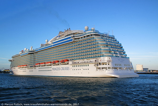 Das Kreuzfahrtschiff REGAL PRINCESS am 25. Mai 2017 im Kreuzfahrthafen Warnem&uuml;nde in der Hansestadt Rostock.