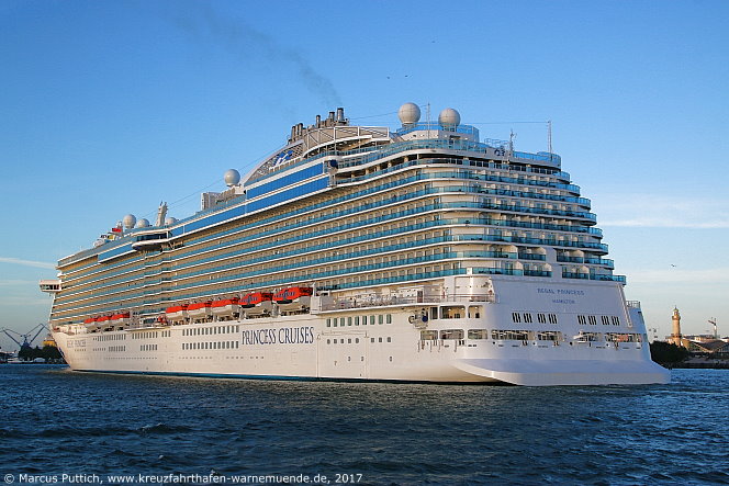 Das Kreuzfahrtschiff REGAL PRINCESS am 25. Mai 2017 im Kreuzfahrthafen Warnem&uuml;nde in der Hansestadt Rostock.