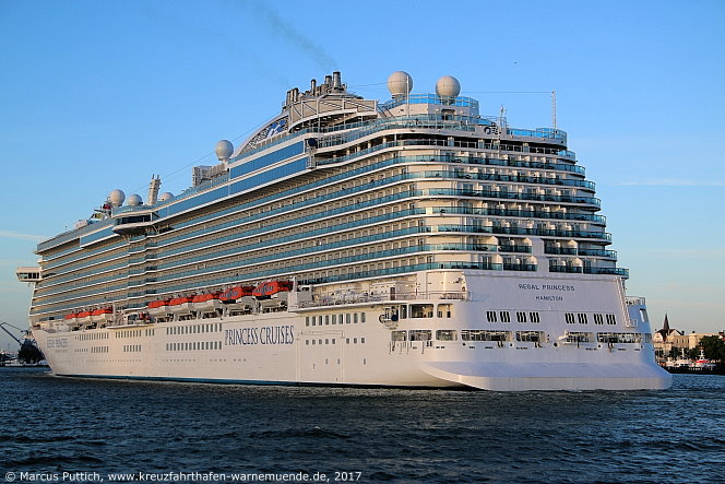 Das Kreuzfahrtschiff REGAL PRINCESS am 25. Mai 2017 im Kreuzfahrthafen Warnem&uuml;nde in der Hansestadt Rostock.