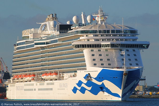 Das Kreuzfahrtschiff REGAL PRINCESS am 25. Mai 2017 im Kreuzfahrthafen Warnem&uuml;nde in der Hansestadt Rostock.