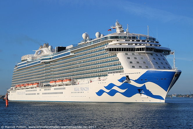 Das Kreuzfahrtschiff REGAL PRINCESS am 25. Mai 2017 im Kreuzfahrthafen Warnem&uuml;nde in der Hansestadt Rostock.