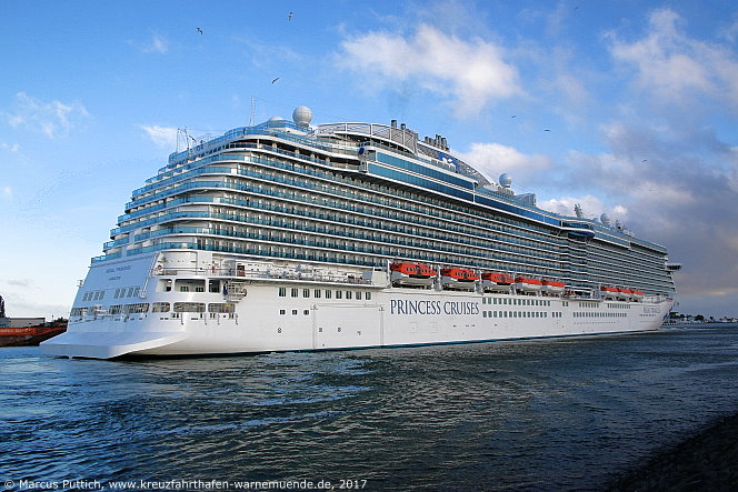 Das Kreuzfahrtschiff REGAL PRINCESS am 25. Mai 2017 im Kreuzfahrthafen Warnem&uuml;nde in der Hansestadt Rostock.