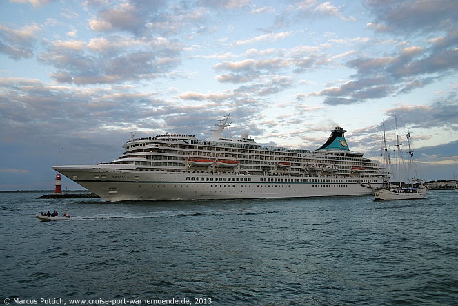 Das Kreuzfahrtschiff ARTANIA von der Kreuzfahrtreederei Phoenix Reisen am 10. August 2013 im Kreuzfahrthafen Warnem&uuml;nde in der Hansestadt Rostock.