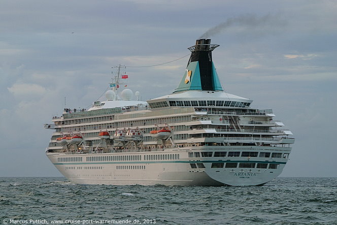 Das Kreuzfahrtschiff ARTANIA von der Kreuzfahrtreederei Phoenix Reisen am 10. August 2013 im Kreuzfahrthafen Warnem&uuml;nde in der Hansestadt Rostock.