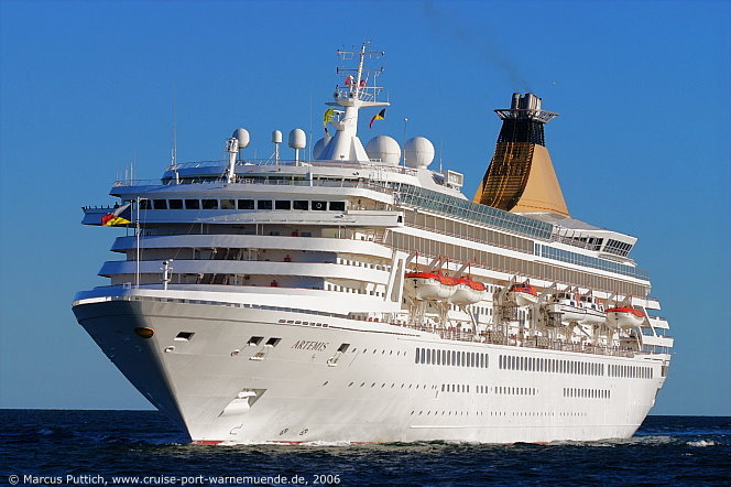 Das Kreuzfahrtschiff ARTEMIS von der Kreuzfahrtreederei P&O Cruises am 15. Juli 2006 im Kreuzfahrthafen Warnem&uuml;nde in der Hansestadt Rostock.