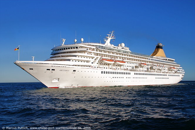 Das Kreuzfahrtschiff ARTEMIS von der Kreuzfahrtreederei P&O Cruises am 15. Juli 2006 im Kreuzfahrthafen Warnem&uuml;nde in der Hansestadt Rostock.