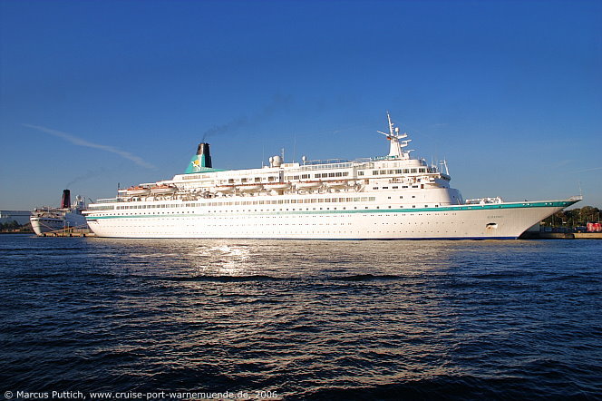 Das Kreuzfahrtschiff ALBATROS am 23. September 2006 im Kreuzfahrthafen Warnem&uuml;nde in der Hansestadt Rostock.
