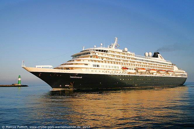 Das Kreuzfahrtschiff PRINSENDAM am 04. August 2012 im Kreuzfahrthafen Warnem&uuml;nde in der Hansestadt Rostock.