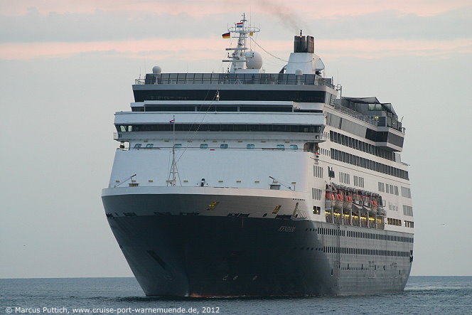 Das Kreuzfahrtschiff RYNDAM von der Kreuzfahrtreederei Holland America Line am 12. Juni 2012 im Kreuzfahrthafen Warnem&uuml;nde in der Hansestadt Rostock (Erstanlauf).