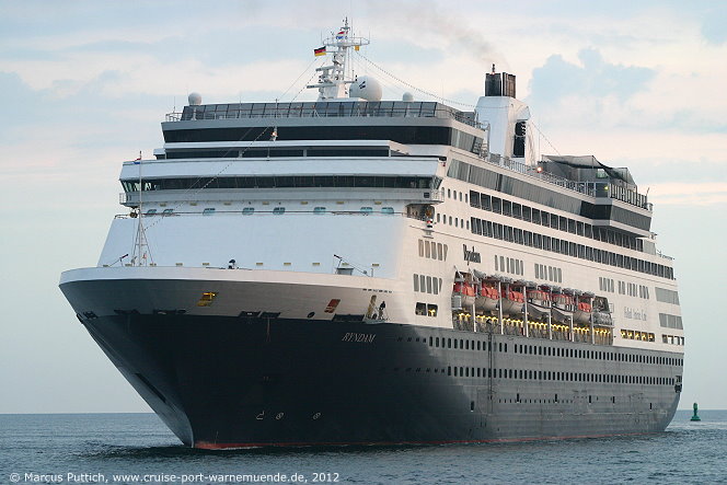 Das Kreuzfahrtschiff RYNDAM von der Kreuzfahrtreederei Holland America Line am 12. Juni 2012 im Kreuzfahrthafen Warnem&uuml;nde in der Hansestadt Rostock (Erstanlauf).