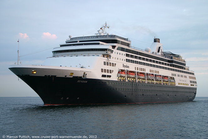 Das Kreuzfahrtschiff RYNDAM von der Kreuzfahrtreederei Holland America Line am 12. Juni 2012 im Kreuzfahrthafen Warnem&uuml;nde in der Hansestadt Rostock (Erstanlauf).